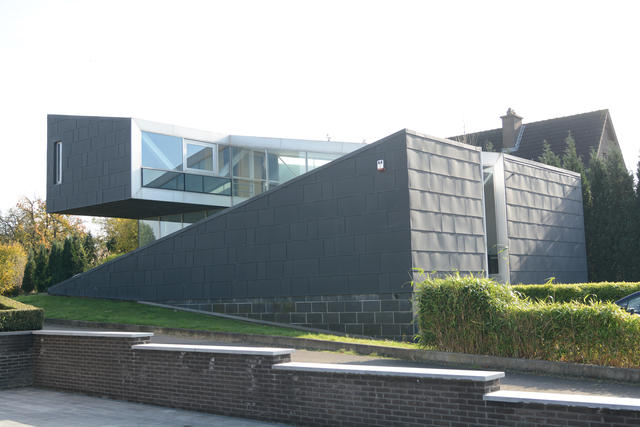 <p>Architect Rauw - Berlamont
<br />Bakgoten VM-zinc natuur dikte 1 mm
<br />Gevelbekleding gehaakte panelen in VM-zinc Anthra dikte 0,8 mm
<br />Dakbekleding VM-zinc Anthra; dikte 0,8 mm</p><br/><b><a href='/realshow/7014'>Merelbeke, Poelstraat 171</a></b>