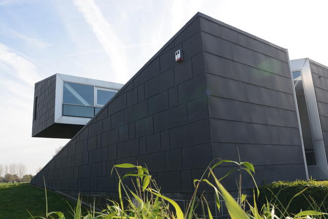 <p>Architect Rauw - Berlamont
<br />Bakgoten VM-zinc natuur dikte 1 mm
<br />Gevelbekleding gehaakte panelen in VM-zinc Anthra dikte 0,8 mm
<br />Dakbekleding VM-zinc Anthra; dikte 0,8 mm</p><br/><b><a href='/realshow/7014'>Merelbeke, Poelstraat 171</a></b>