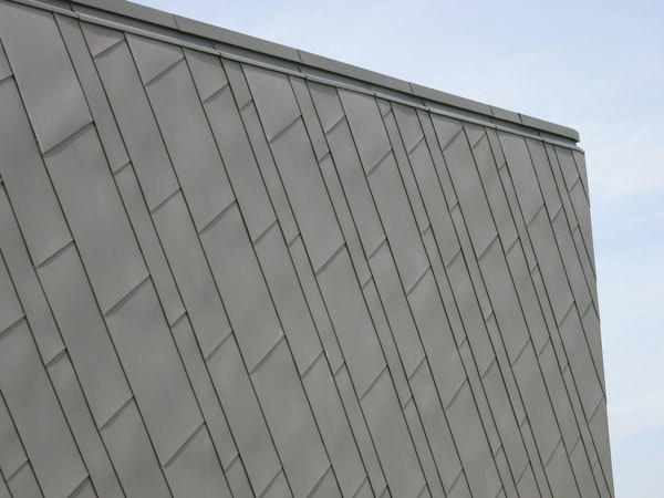<p>Arch en R. Piffet 
<br />Gevelbekleding gehaakte panelen VM-zinc Quartz dikte 0,8 mm
<br />Bakgoten VM-zinc natuur dikte 1 mm
<br />Lessenaarsdak VM-zinc natuur dikte 0,8 mm</p><br/><b><a href='/realshow/7102'>Berlare, Bosstraat 71c</a></b>
