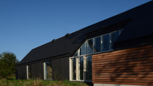 <p>Architect Wim Goes
<br />Hanggoten op maat  VM-zinc Anthra  dikte 1 mm
<br />Gevelbekleding  sinus-profiel VM-zinc Anthra dikte 1 mm
<br />Zadeldak met knik  sinus-profiel VM-zinc Anthra dikte 1 mm</p><br/><b><a href='/realshow/7334'>Hansbeke, Warandestraat 9a</a></b>