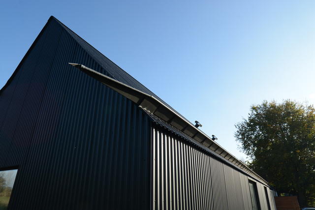 <p>Architect Wim Goes
<br />Hanggoten op maat  VM-zinc Anthra  dikte 1 mm
<br />Gevelbekleding  sinus-profiel VM-zinc Anthra dikte 1 mm
<br />Zadeldak met knik  sinus-profiel VM-zinc Anthra dikte 1 mm</p><br/><b><a href='/realshow/7334'>Hansbeke, Warandestraat 9a</a></b>